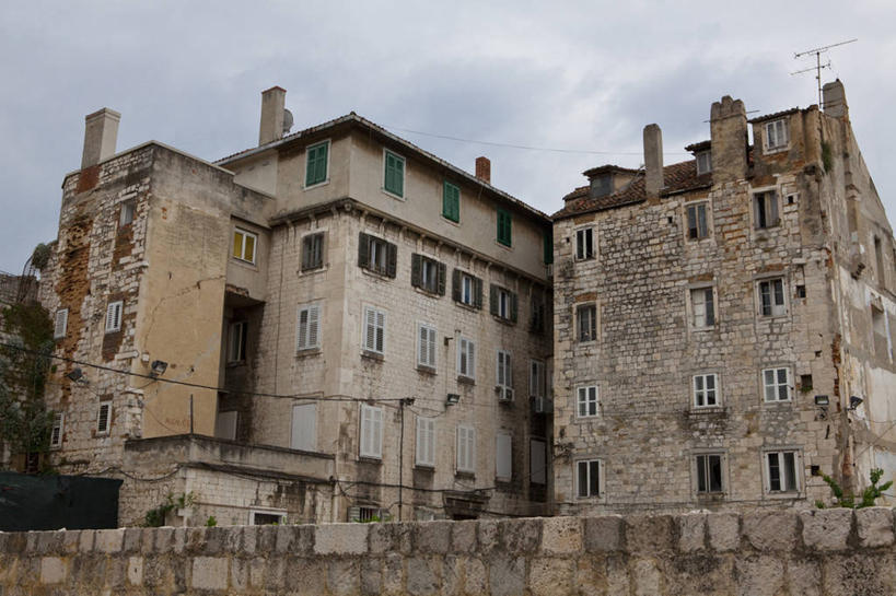 无人,横图,室外,白天,仰视,旅游,度假,植物,标志建筑,地标,建筑,欧洲,克罗地亚,阴影,电力,光线,电线,线,影子,云,云朵,电能,线路,云彩,娱乐,建设,树,树木,蓝色,绿色,白云,蓝天,天空,阳光,自然,天,享受,休闲,旅游胜地,放松,生长,晴朗,成长,电,电源,电源线,能量,首府,克罗地亚共和国,斯普利特,戴克里先宫,斯普利特.达尔马提亚县,晴空,彩图,低角度拍摄,斯普利特.达尔马提亚