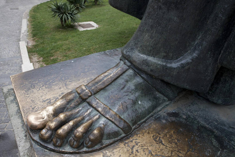 西方人,腿部,脚,脚趾,脚趾甲,腿,一个人,无人,站,横图,俯视,室外,特写,白天,民族服装,草地,草坪,植物,道路,路,公路,雕塑,欧洲,克罗地亚,欧洲人,仅一个男性,仅一个人,阴影,艺术,装饰,光线,雕刻,雕像,影子,交通,草,树,树木,仅一个年轻男性,绿色,阳光,自然,工艺品,站着,生长,成长,纪念,单脚,美术,主题,陈列,首府,功能,美学,克罗地亚共和国,斯普利特,斯普利特.达尔马提亚县,男人,男性,年轻男性,白种人,脚指甲,马路,站立,半身,彩图,高角度拍摄,传统服装,民俗服,铜雕,斯普利特.达尔马提亚