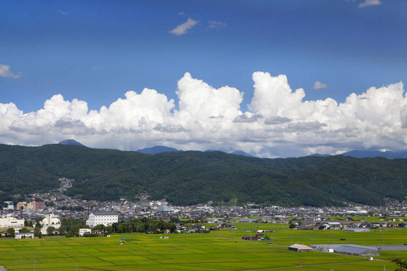 无人,家,横图,室外,白天,正面,旅游,度假,草地,草坪,美景,山,山脉,植物,长野县,日本,亚洲,阴影,光线,影子,房屋,屋子,景观,山峰,云,云朵,山峦,云彩,娱乐,楼房,住宅,草,蓝色,绿色,白云,蓝天,天空,阳光,自然,群山,天,享受,休闲,景色,放松,晴朗,自然风光,东亚,本州,本州岛,日本国,中部地方,长野,诹访,诹访市,晴空,彩图,房子