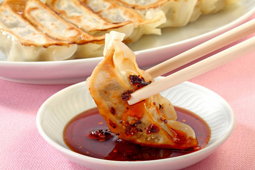 点心,无人,横图,俯视,室内,特写,白天,筷子,桌面,桌子,餐具,一排,一双,许多,整齐,木制,碟子,盘,调料,辣椒油,食用油,油,油炸,油炸食品,佐料,料理,食品,锅贴,煎饺,面点,调味品,很多,调味料,文化,传统,美食,食物,排列,一个,盘子,木制品,碟,中式,摄影,影棚,单个,礼节,队列,礼仪,植物油,进餐用具,彩图,高角度拍摄,影棚拍摄,拍摄