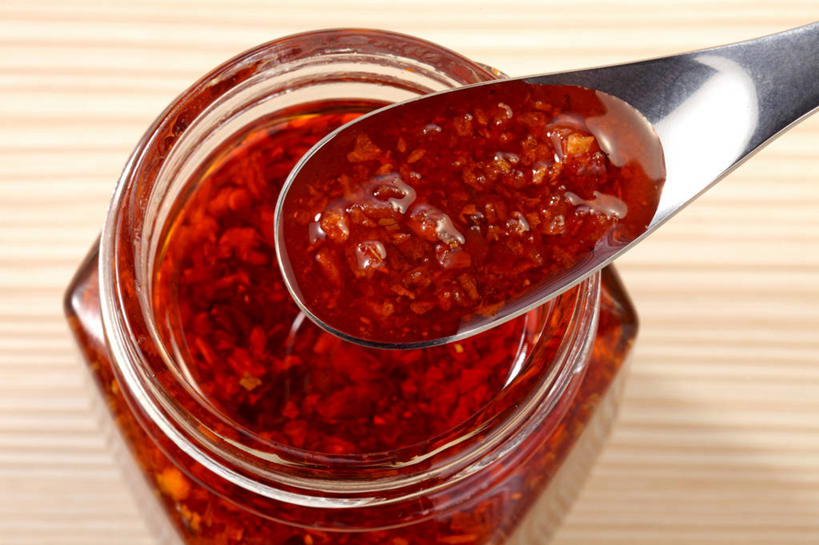 无人,横图,俯视,室内,特写,白天,桌面,桌子,金属制品,金属,木制,罐子,勺子,调料,辣椒油,食用油,油,佐料,调味品,调味料,玻璃制品,一个,红色,玻璃瓶,木制品,瓶子,调羹,汤匙,摄影,影棚,单个,植物油,彩图,高角度拍摄,影棚拍摄,拍摄