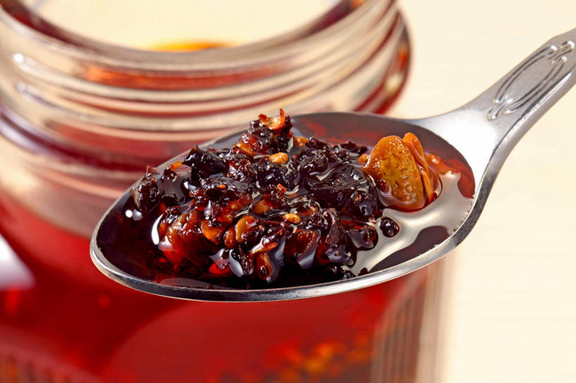 无人,横图,俯视,室内,特写,白天,桌面,桌子,金属制品,金属,木制,罐子,勺子,调料,辣椒油,食用油,油,佐料,调味品,调味料,玻璃制品,一个,红色,玻璃瓶,木制品,瓶子,调羹,汤匙,摄影,影棚,单个,植物油,彩图,高角度拍摄,影棚拍摄,拍摄