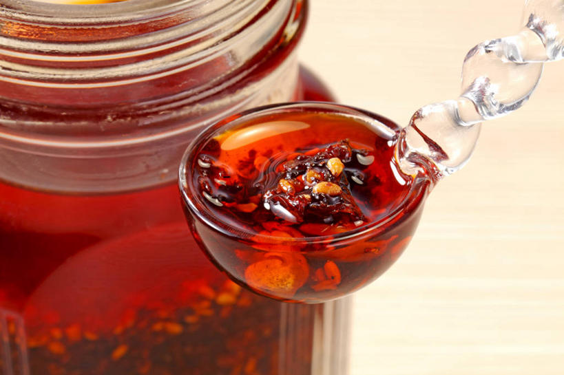 无人,横图,俯视,室内,特写,白天,桌面,桌子,木制,罐子,勺子,调料,辣椒油,食用油,油,佐料,调味品,调味料,玻璃制品,一个,红色,玻璃瓶,木制品,瓶子,调羹,汤匙,摄影,影棚,单个,植物油,彩图,高角度拍摄,影棚拍摄,拍摄