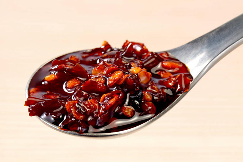 无人,横图,俯视,室内,特写,白天,桌面,桌子,金属制品,金属,木制,勺子,调料,辣椒油,食用油,油,佐料,调味品,调味料,一个,红色,木制品,调羹,汤匙,摄影,影棚,单个,植物油,彩图,高角度拍摄,影棚拍摄,拍摄