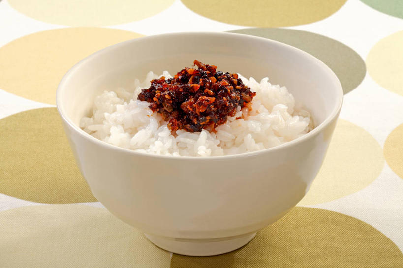 米饭,无人,横图,俯视,室内,特写,白天,桌面,桌子,花纹,木制,布料,陶瓷,调料,辣椒油,食用油,油,佐料,陶瓷制品,饭,调味品,调味料,布纹,桌布,一个,红色,餐巾,木制品,容器,台布,碗,摄影,影棚,单个,储藏,五谷,储存,植物油,餐桌布,彩图,高角度拍摄,影棚拍摄,拍摄,贮存