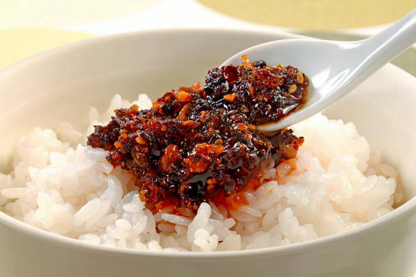 米饭,无人,横图,俯视,室内,特写,白天,桌面,桌子,木制,勺子,陶瓷,调料,辣椒油,食用油,油,佐料,陶瓷制品,饭,调味品,调味料,一个,红色,木制品,容器,调羹,汤匙,碗,摄影,影棚,单个,储藏,五谷,储存,植物油,彩图,高角度拍摄,影棚拍摄,拍摄,贮存