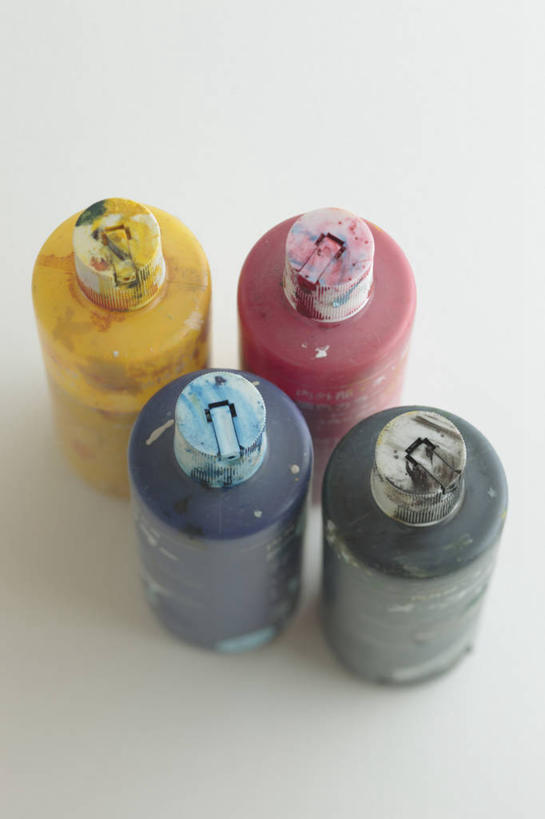 无人,竖图,俯视,室内,特写,白天,白色背景,装修,桌面,桌子,静物,装饰,木制,材料,罐子,塑料,装潢,黄色,红色,蓝色,绿色,木制品,瓶子,塑料制品,摄影,影棚,油漆,保护,涂料,四瓶,彩图,高角度拍摄,影棚拍摄,拍摄