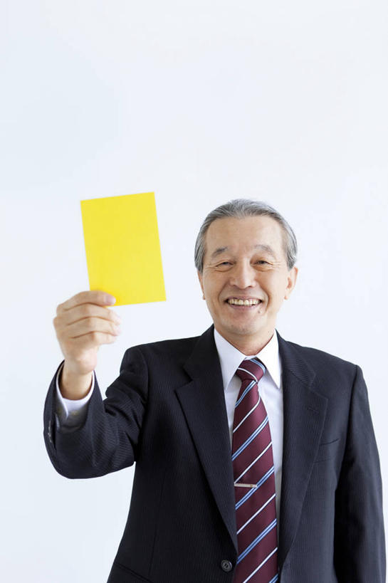 东方人,一个人,商务人士,商务男性,站,举,笑,微笑,露齿笑,竖图,室内,白天,白色背景,正面,衬衫,亚洲,仅一个男性,仅一个人,握,套装,领带,黄牌,警告,拿,拿着,注视,黄种人,一个,观察,看,托,站着,仅一个老年男性,警示,握着,摄影,影棚,单个,观看,禁止,提醒,察看,象征,庄重,关注,提示,限制,惩罚,商务装,身份,违规,工薪阶层,犯规,正式,地位,危险,老年男性,男人,男性,亚洲人,白领,上班族,举起,举手,举着,向上举,向上伸,向上托,站立,半身,彩图,影棚拍摄,衬衣,拍摄