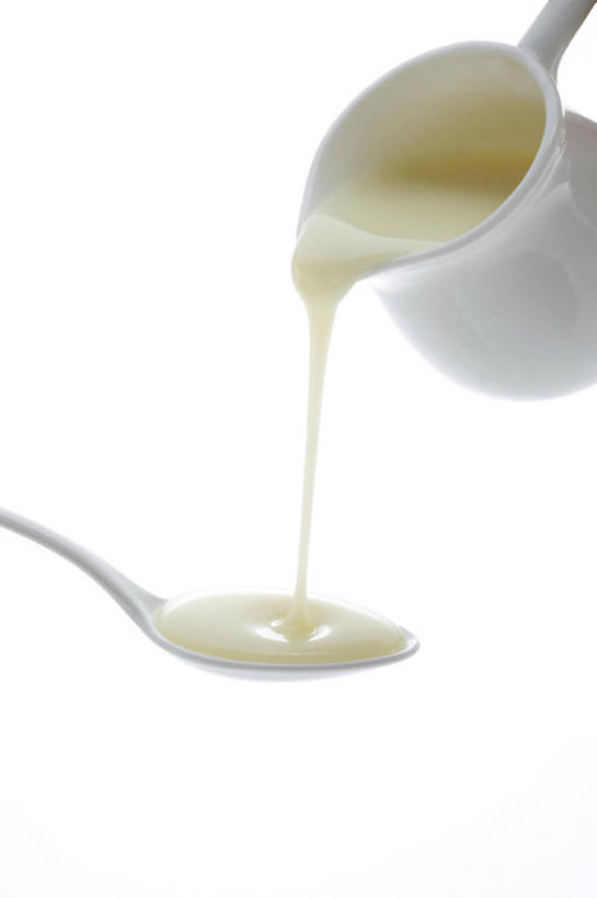 无人,竖图,室内,特写,白天,白色背景,正面,倒,阴影,反射,壶,影子,勺子,饮品,营养,水壶,饮料,一个,白色,茶壶,调羹,汤匙,摄影,影棚,单个,乳制品,奶,炼乳,一壶,安神,彩图,影棚拍摄,拍摄,浓缩