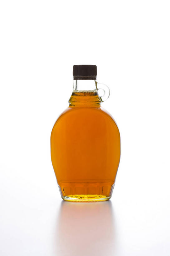 无人,竖图,室内,特写,白天,白色背景,正面,餐桌,桌子,阴影,反射,粘稠,影子,调料,糖,调味品,调味料,玻璃制品,一个,白色,玻璃瓶,瓶子,摄影,影棚,单个,餐台,糖浆,一瓶,枫糖浆,黏稠,浓厚,彩图,影棚拍摄,拍摄