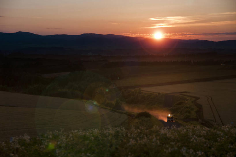 无人,农田,横图,室外,白天,正面,旅游,度假,庄稼,农作物,小麦,石头,美景,日落,山,山脉,蔬菜,北海道,日本,亚洲,阴影,新鲜,光线,石子,影子,景观,山顶,山峰,晚霞,霞光,落日,谷物,食品,山峦,背光,麦田,娱乐,食物,阳光,自然,黄昏,群山,享受,休闲,景色,彩霞,放松,麦子,有机食品,绿色食品,自然风光,逆光,东亚,沉积岩,日本国,北海道地方,北海道岛,颠峰,极峰,夕照,薄暮,水成岩,石块,岩石,夕阳,彩图,耕地,庄稼田,傍晚,斜阳