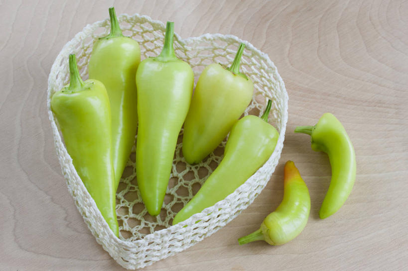 无人,交叉,横图,俯视,室内,特写,白天,爱情,餐桌,桌子,辣椒,蔬菜,金属制品,许多,阴影,爱心,新鲜,编织,反射,金属,篮子,影子,食品,很多,浪漫,食物,一个,容器,温暖,温馨,心形,恩爱,有机食品,绿色食品,单个,餐台,储藏,交织,和睦,储存,彩椒,辣角,红海椒,大椒,辣虎,广椒,穿插,心型,甜椒,柿子椒,辣子,海椒,番椒,灯笼椒,彩图,高角度拍摄,融洽,贮存