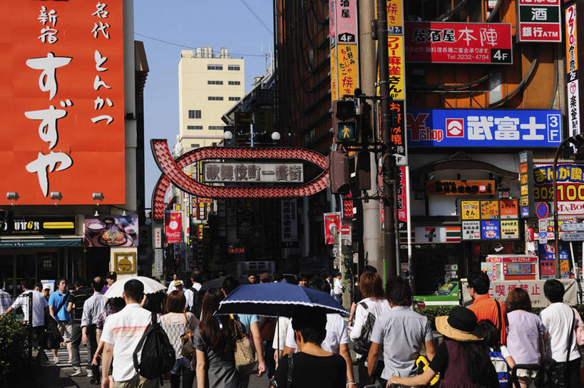 东方人,高楼大厦,商店,走,横图,室外,白天,购物,度假,消费,美景,城市风光,超市,城市,大厦,建筑,摩天大楼,商场,东京,日本,亚洲,行人,游客,游人,阴影,服装,光线,英文,标志,文字,影子,字符,字母,景观,新宿,许多人,注视,休闲装,黄种人,娱乐,标识,建设,路人,旅客,背面,衣服,蓝色,蓝天,天空,阳光,天,观察,看,一群人,享受,休闲,休闲服,景色,放松,金融,百货,服饰,晴朗,观看,英文字母,察看,关注,选购,贸易,百货公司,东亚,本州,万里无云,关东地方,本州岛,日本国,东京都,新宿区,血拼,县厅,东京市,歌舞伎町,过客,男人,男性,年轻男性,年轻女性,女人,女性,亚洲人,晴空,晴空万里,步行,散步,走路,半身,彩图,大楼,高层建筑,高楼,购物商场,购物中心,摩天楼,商业中心