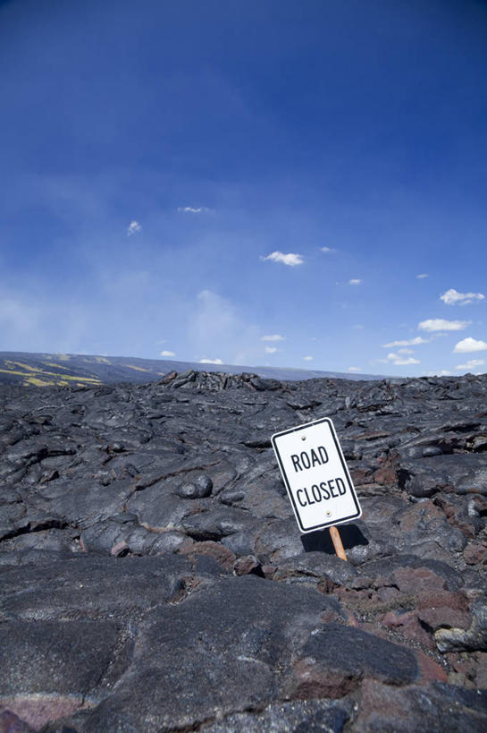 无人,竖图,室外,白天,正面,旅游,度假,火山,石头,美景,山,山脉,夏威夷,美国,阴影,光线,英文,标志,石子,文字,影子,字符,字母,地平线,景观,山峰,云,云朵,辽阔,地面,山峦,云彩,娱乐,标识,蓝色,白云,蓝天,天空,阳光,自然,群山,天,享受,休闲,广阔,景色,放松,晴朗,英文字母,一望无际,北美,北美洲,国家公园,自然风光,延伸,美洲,沉积岩,火山岛,夏威夷岛,夏威夷州,爱洛哈之州,夏威夷火山国家公园,天地相交,北亚美利加洲,亚美利加洲,火山公园,火山国家公园,无边无际,一马平川,水成岩,活火山,石块,岩石,晴空,彩图,美利坚合众国