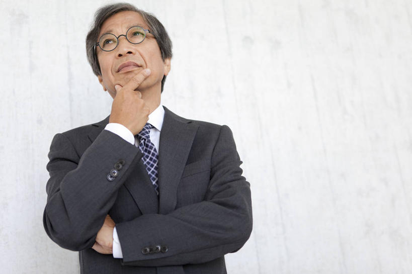 东方人,一个人,商务人士,商务男性,站,横图,室内,白天,正面,衬衫,亚洲,仅一个男性,仅一个人,一副,撑,阴影,套装,反射,眼镜,影子,墙,领带,托腮,注视,黄种人,墙壁,墙面,观察,看,托,站着,仅一个老年男性,思考,考虑,思索,观看,老花镜,察看,象征,庄重,关注,托下巴,商务装,身份,工薪阶层,正式,地位,思量,远视眼镜,斟酌,单手托腮,老年男性,男人,男性,亚洲人,白领,上班族,站立,半身,彩图,衬衣