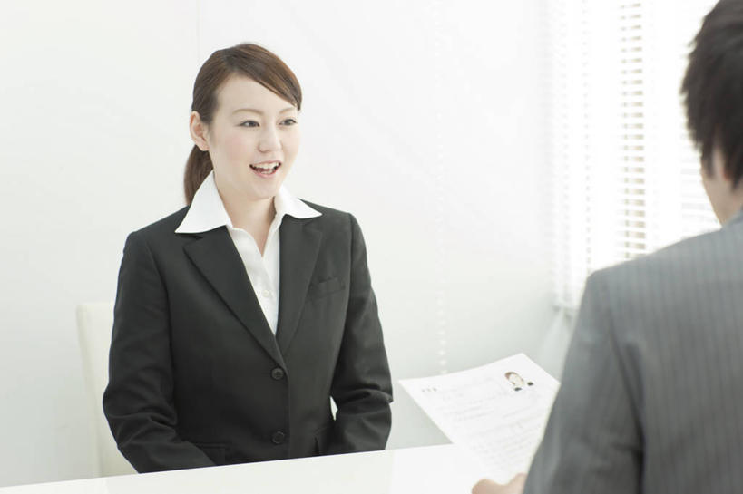 东方人,背部,两个人,同事,商务人士,商务男性,商务女性,办公室,坐,笑,说,微笑,露齿笑,横图,室内,白天,正面,衬衫,讨论,成功,合作,团队,集体,信心,窗户,家具,桌子,亚洲,握,套装,材料,档案,文件,纸,百叶窗,办公桌,墙,拿,拿着,注视,黄种人,队伍,相视,墙壁,墙面,白色,手稿,资料,观察,看,面对面,握着,观看,对视,面试,证明,察看,领导,简历,互视,成就,关注,文档,相对,商务装,合伙,领袖,工薪阶层,相看,办公家具,交流,男人,男性,年轻男性,年轻女性,女人,女性,亚洲人,白领,上班族,沟通,讲话,交谈,商讨,说话,谈话,坐着,半身,彩图,衬衣,口试