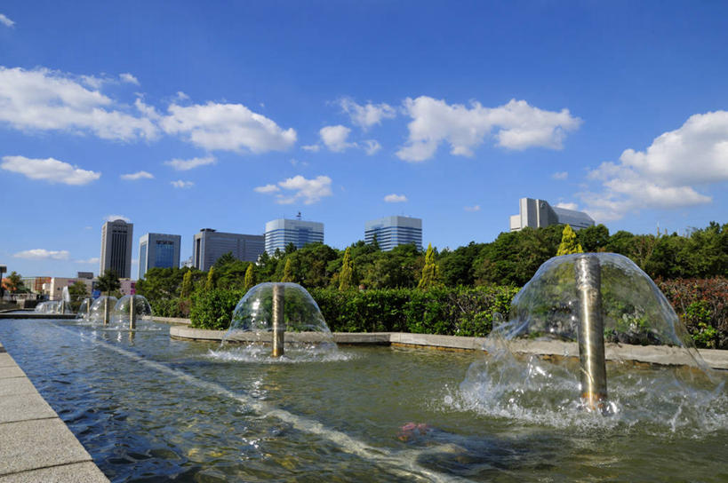 无人,高楼大厦,横图,室外,白天,正面,度假,办公楼,美景,树林,水,植物,城市风光,城市,大厦,建筑,摩天大楼,喷泉,写字楼,日本,亚洲,阴影,飞溅,溅,光线,液体,影子,景观,水滴,云,云朵,千叶县,云彩,文化,娱乐,水珠,树,树木,蓝色,绿色,白云,蓝天,天空,阳光,自然,楼宇,天,品味,享受,休闲,商务楼,景色,放松,生长,晴朗,成长,喷洒,水景,东亚,本州,关东地方,本州岛,日本国,美观,千叶,设计,晴空,彩图,大楼,高层建筑,高楼,摩天楼,幕张国际城