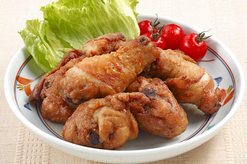 无人,横图,俯视,室内,特写,白天,烹饪,餐桌,桌子,蔬菜,西红柿,小番茄,餐具,一堆,许多,阴影,堆叠,堆积,新鲜,反射,碟子,盘,影子,陶瓷,鸡肉,肉,油炸,料理,食品,陶瓷制品,很多,鸡腿,菜肴,美食,肉类,炸鸡腿,食物,一个,红色,盘子,碟,佳肴,有机食品,绿色食品,单个,餐台,堆,鸡腿肉,肉食,小西红柿,樱桃小番茄,珍珠小番茄,樱桃番茄,圣女果,番茄,彩图,高角度拍摄