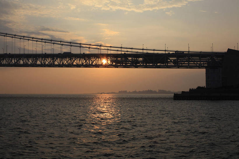 无人,横图,室外,白天,正面,旅游,度假,海浪,海洋,日落,太阳,标志建筑,大桥,地标,建筑,立交桥,桥梁,日本,亚洲,阴影,光线,影子,浪花,晚霞,霞光,落日,高架,斜拉桥,桥,娱乐,建设,阳光,海水,黄昏,享受,休闲,旅游胜地,彩霞,放松,海景,东亚,本州,本州岛,日本国,近畿地方,近畿,兵库,兵库县,神户,神户市,神戸,县厅,神戸市,淡路岛,明石海峡,明石海峡大桥,夕照,薄暮,大海,风浪,海,海水的波动,近岸浪,涌浪,夕阳,彩图,傍晚,斜阳