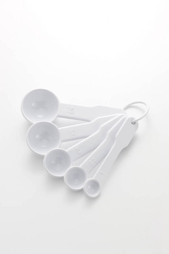 无人,竖图,俯视,室内,特写,白天,白色背景,桌面,桌子,静物,阴影,反射,影子,勺子,塑料,白色,塑料制品,调羹,汤匙,摄影,影棚,五把,卫生,纯真,洁净,量勺,光明,恬静,中间色,朴素,清白,彩图,高角度拍摄,影棚拍摄,拍摄