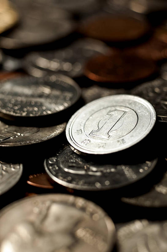 无人,竖图,俯视,室内,特写,白天,钱,美元,静物,金属制品,一堆,许多,阴影,堆叠,堆积,朦胧,模糊,反射,金属,钱币,影子,很多,金融,经济,日元,堆,流通,贸易,货币,现金,硬币,彩图,高角度拍摄,日圆