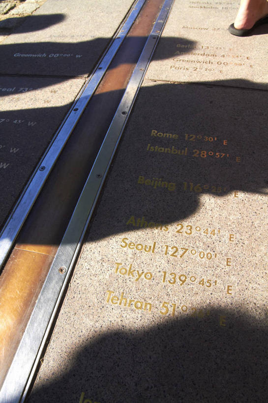 无人,竖图,俯视,室外,特写,白天,旅游,度假,标志建筑,地标,建筑,英国,欧洲,伦敦,阴影,光线,英文,标志,文字,影子,字符,字母,地面,首都,娱乐,标识,建设,阳光,享受,休闲,旅游胜地,放松,英文字母,西欧,大不列颠,格林威治,大不列颠及北爱尔兰联合王国,雾都,格林尼治,格林尼治天文台,格林威治天文台,彩图,高角度拍摄,大不列颠王国,大英帝国,联合王国,日不落帝国,本初经线,本初子午线,格林尼治子午线,格林威治子午线,子午线