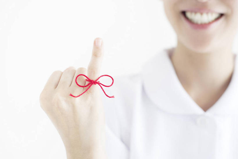 东方人,脸,头,脸颊,手,小指,一个人,护士,笑,微笑,露齿笑,横图,室内,特写,白天,白色背景,正面,工作服,制服,亚洲,仅一个女性,仅一个人,朦胧,模糊,丝绸,丝带,缎带,黄种人,肩膀,绸带,红色,蝴蝶结,手势,仅一个中年女性,手部,摄影,影棚,捆绑,单手,白衣天使,绑缚,工作制服,女人,女性,中年女性,亚洲人,头部,脸部,脸蛋,面部,半身,彩图,影棚拍摄,工作套服,拍摄