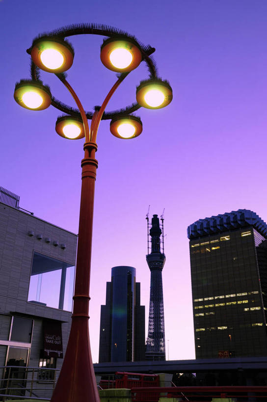 无人,高楼大厦,竖图,室外,白天,仰视,度假,日出,美景,太阳,城市风光,标志建筑,城市,大厦,地标,建筑,路灯,摩天大楼,照明,东京,日本,亚洲,阴影,光线,影子,景观,建筑群,灯光,朝霞,晨曦,黎明,背光,娱乐,建设,灯,阳光,享受,休闲,景色,放松,照亮,照明设备,逆光,东亚,本州,关东地方,本州岛,日本国,东京都,墨田区,天空树塔,朝阳,彩图,低角度拍摄,卯时,破晓,日始,大楼,高层建筑,高楼,摩天楼,东京晴空塔,东京天空树,墨田塔,新东京铁塔