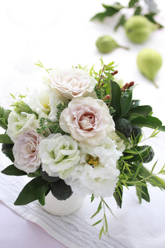 无人,竖图,俯视,室内,特写,白天,爱情,幸福,纯洁,热情,桌面,桌子,玫瑰,花瓶,叶子,阴影,朦胧,模糊,盛开,反射,木制,影子,陶瓷,风铃草,绿叶,玫瑰花,陶瓷制品,浪漫,花蕾,花,花瓣,花朵,鲜花,木制品,瓶子,白玫瑰,花苞,花蕊,温暖,温馨,嫩叶,恩爱,和睦,感动,访问,蓝铃花,尊敬,蓝铃草,天真,刺玫花,徘徊花,叶,叶片,彩图,高角度拍摄,融洽