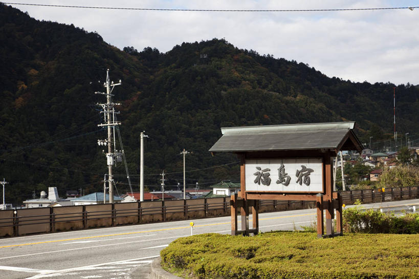 无人,横图,室外,白天,正面,旅游,度假,美景,森林,山,山脉,树林,植物,道路,路,指示牌,长野县,日本,亚洲,阴影,电力,光线,日文,标志,电线,电线杆,路标,文字,线,影子,字符,景观,山峰,云,云朵,小路,电能,交通,山峦,线路,云彩,娱乐,标识,路牌,树,树木,蓝色,绿色,白云,蓝天,天空,阳光,自然,群山,天,享受,休闲,景色,放松,生长,晴朗,成长,电,电源,自然风光,能量,东亚,本州,本州岛,日本国,中部地方,长野,日语,晴空,彩图,木曾郡,木曾町