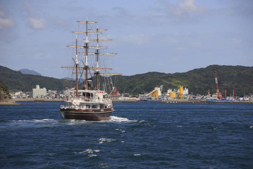 帆船,无人,横图,室外,白天,正面,旅游,度假,美景,山,山脉,树林,植物,船,日本,亚洲,一艘,阴影,波纹,飞溅,溅,光线,液体,影子,景观,山峰,水滴,云,云朵,山峦,云彩,娱乐,水珠,树,树木,蓝色,绿色,白云,蓝天,水纹,天空,阳光,自然,船尾波,交通工具,波浪,群山,天,享受,休闲,景色,放松,生长,晴朗,成长,喷洒,自然风光,载具,东亚,本州,本州岛,日本国,近畿地方,近畿,兵库,兵库县,淡路岛,晴空,彩图,鸣门大桥,淡路市