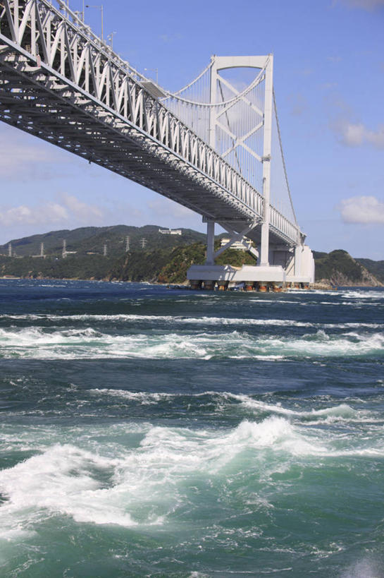 无人,竖图,室外,白天,仰视,旅游,度假,岛屿,海浪,海洋,美景,树林,植物,大桥,立交桥,桥梁,日本,亚洲,阴影,飞溅,溅,光线,影子,岛,景观,浪花,云,云朵,高架,斜拉桥,桥,云彩,娱乐,树,树木,蓝色,绿色,白云,蓝天,天空,阳光,自然,海水,天,享受,休闲,景色,放松,生长,晴朗,成长,喷洒,自然风光,海景,东亚,本州,本州岛,日本国,近畿地方,近畿,兵库,兵库县,淡路岛,大海,风浪,海,海水的波动,近岸浪,列岛,群岛,涌浪,诸岛,晴空,彩图,低角度拍摄,鸣门大桥,淡路市