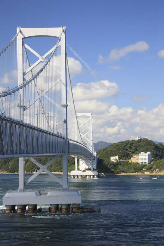 无人,竖图,室外,白天,正面,旅游,度假,海浪,海洋,美景,大桥,立交桥,轮船,桥梁,船,日本,亚洲,阴影,光线,影子,景观,浪花,云,云朵,高架,斜拉桥,桥,云彩,娱乐,蓝色,白云,蓝天,天空,阳光,自然,海水,交通工具,天,享受,休闲,景色,放松,晴朗,自然风光,载具,海景,东亚,本州,本州岛,日本国,近畿地方,近畿,兵库,兵库县,淡路岛,大海,风浪,海,海水的波动,近岸浪,涌浪,晴空,彩图,鸣门大桥,淡路市