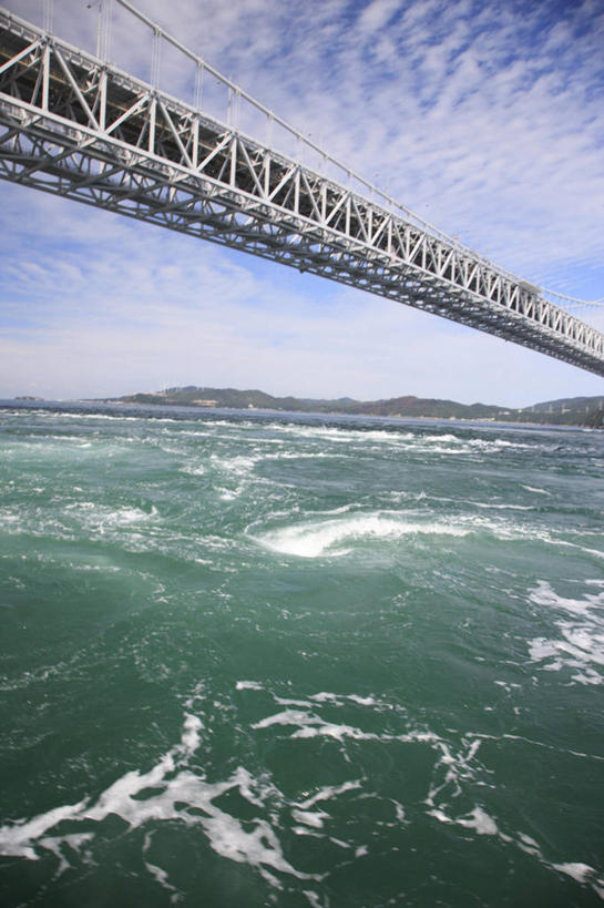 无人,竖图,室外,白天,正面,旅游,度假,岛屿,海浪,海洋,美景,大桥,立交桥,桥梁,日本,亚洲,阴影,光线,影子,岛,景观,浪花,云,云朵,高架,斜拉桥,桥,云彩,娱乐,蓝色,白云,蓝天,天空,阳光,自然,海水,天,享受,休闲,景色,放松,晴朗,自然风光,海景,东亚,本州,本州岛,日本国,近畿地方,近畿,兵库,兵库县,淡路岛,大海,风浪,海,海水的波动,近岸浪,列岛,群岛,涌浪,诸岛,晴空,彩图,鸣门大桥,淡路市