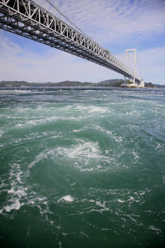 无人,竖图,室外,白天,正面,旅游,度假,岛屿,海浪,海洋,美景,大桥,立交桥,桥梁,日本,亚洲,阴影,光线,影子,岛,景观,浪花,云,云朵,高架,斜拉桥,桥,云彩,娱乐,蓝色,白云,蓝天,天空,阳光,自然,海水,天,享受,休闲,景色,放松,晴朗,自然风光,海景,东亚,本州,本州岛,日本国,近畿地方,近畿,兵库,兵库县,淡路岛,大海,风浪,海,海水的波动,近岸浪,列岛,群岛,涌浪,诸岛,晴空,彩图,鸣门大桥,淡路市