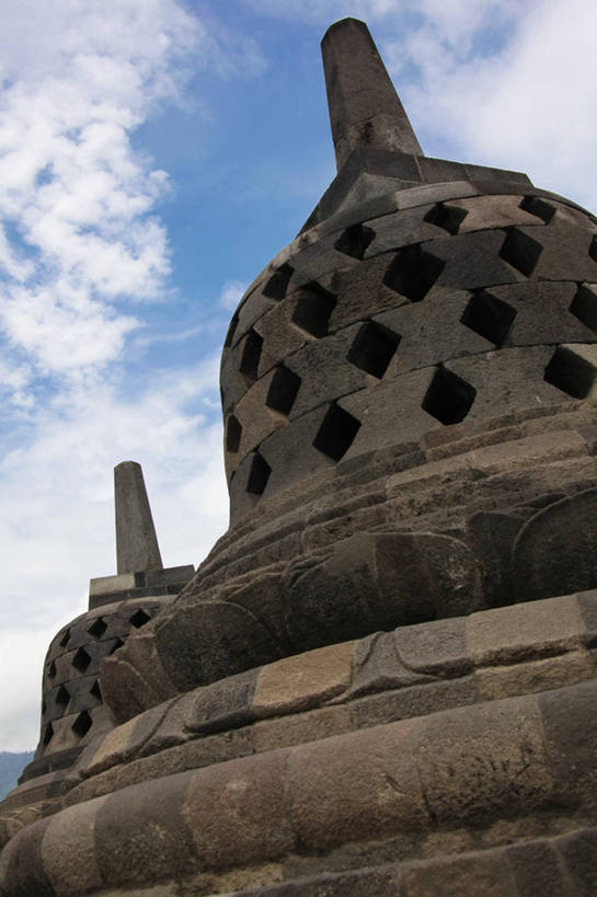 无人,寺庙,竖图,室外,白天,仰视,旅游,度假,名胜古迹,标志建筑,地标,建筑,印度尼西亚,印尼,亚洲,阴影,遗迹,光线,影子,云,云朵,塔,云彩,古迹,文物,娱乐,建设,古建筑,宝塔,蓝色,白云,蓝天,天空,阳光,庙宇,天,享受,休闲,旅游胜地,放松,东南亚,晴朗,古文明,印度尼西亚共和国,婆罗浮屠塔,浮图,浮屠,婆罗浮屠,爪哇,爪哇岛,婆罗浮屠寺庙群,千佛坛,日惹,晴空,彩图,低角度拍摄,庙,寺