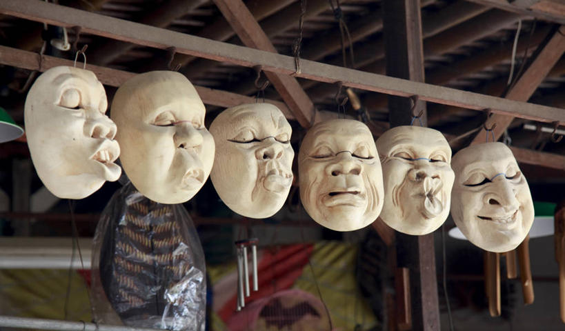 无人,横图,室外,特写,白天,正面,静物,一排,许多,吊挂,悬挂,阴影,整齐,光线,面具,影子,很多,挂,吐舌头,架子,排列,阳光,伸舌头,鬼脸,吐舌,队列,彩图