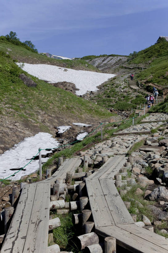 无人,竖图,室外,白天,正面,旅游,度假,美景,山,山脉,雪,大雪,长野县,富山县,日本,亚洲,阴影,光线,木板,影子,积雪,景观,山峰,雪景,云,云朵,冬季,冬天,桥,木桥,山峦,云彩,娱乐,栈桥,蓝色,白云,蓝天,天空,阳光,自然,群山,天,享受,休闲,景色,放松,寒冷,晴朗,人行桥,木板桥,自然风光,东亚,本州,本州岛,日本国,中部地方,长野,严寒,富山,北安,北安昙郡,晴空,彩图,白马村,黑部市,唐松岳山