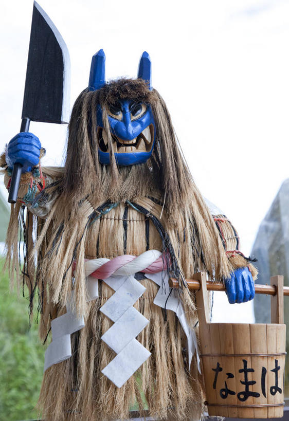 无人,站,举,竖图,室外,白天,正面,旅游,度假,山,山脉,植物,标志建筑,地标,建筑,金属制品,雕塑,秋田县,日本,亚洲,一把,握,阴影,节日,艺术,装饰,光线,金属,日文,标志,雕刻,雕像,工具,假面具,面具,木桶,桶,文字,影子,字符,山峰,刀具,山峦,拿,拿着,文化,娱乐,标识,建设,传统,树,树木,蓝色,绿色,蓝天,天空,阳光,自然,草绳,容器,绳子,工艺品,刀,群山,天,祈祷,托,站着,享受,休闲,健康,旅游胜地,放松,握着,许愿,信仰,生长,晴朗,成长,纪念,储藏,绳索,祈求,美术,储存,主题,菜刀,陈列,东亚,本州,万里无云,本州岛,日本国,秋田,东北地方,功能,美学,日语,切菜刀,注连绳,稻草绳,平安,晴空,晴空万里,举起,举手,举着,向上举,向上伸,向上托,站立,彩图,鬼面,鬼形脸谱,贮存