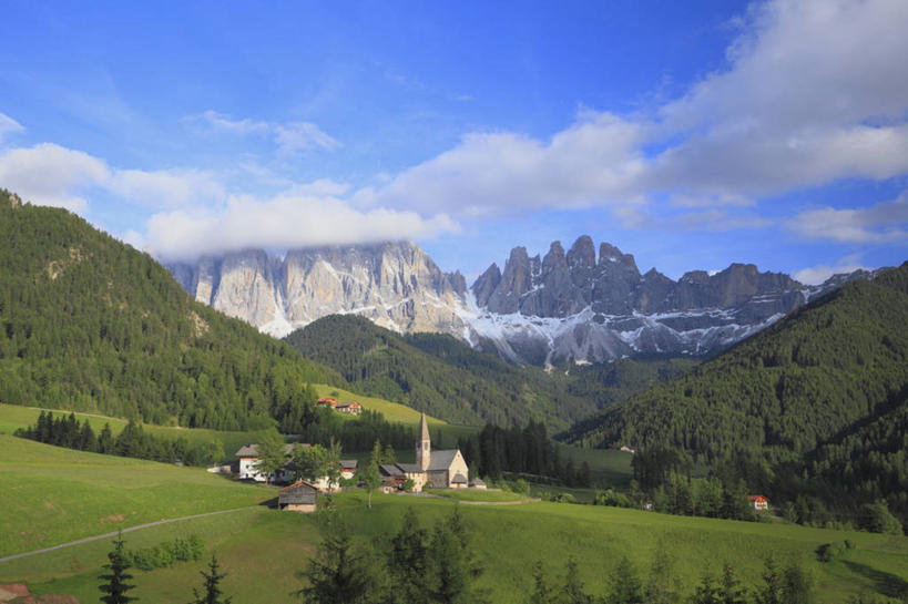 无人,家,农田,横图,俯视,室外,白天,旅游,度假,庄稼,农作物,草地,草坪,美景,山,山脉,树林,植物,意大利,欧洲,阿尔卑斯山,阴影,光线,影子,房屋,屋子,景观,山峰,云,云朵,公寓,山峦,云彩,娱乐,洋房,楼房,住宅,草,树,树木,蓝色,绿色,白云,蓝天,天空,阳光,自然,群山,天,享受,休闲,景色,放松,生长,晴朗,成长,南欧,自然风光,阿尔卑斯山脉,意大利共和国,威内托,威内托大区,多洛米蒂山脉,贝卢诺,贝卢诺省,晴空,彩图,高角度拍摄,耕地,庄稼田,房子,波尔萨诺,博尔扎诺,特伦托自治省