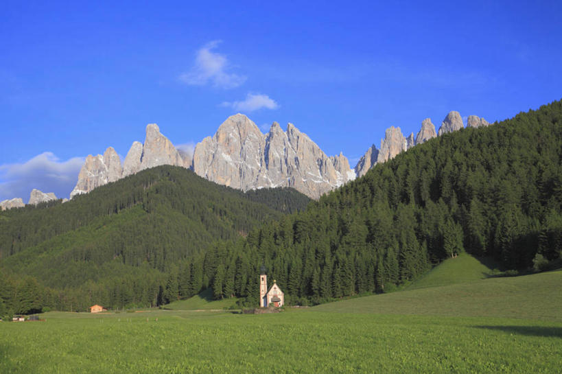 无人,教堂,横图,室外,白天,正面,旅游,度假,草地,草坪,石头,美景,山,山脉,树林,植物,意大利,欧洲,阿尔卑斯山,阴影,节日,光线,石子,影子,景观,山峰,云,云朵,山峦,云彩,文化,娱乐,草,树,树木,蓝色,绿色,白云,蓝天,天空,阳光,自然,群山,天,祈祷,享受,休闲,健康,景色,放松,许愿,宗教,信仰,生长,晴朗,成长,纪念,祈求,南欧,自然风光,信念,阿尔卑斯山脉,意大利共和国,威内托,威内托大区,多洛米蒂山脉,贝卢诺,贝卢诺省,平安,石块,岩石,晴空,彩图,大教堂,礼拜堂,波尔萨诺,博尔扎诺,特伦托自治省