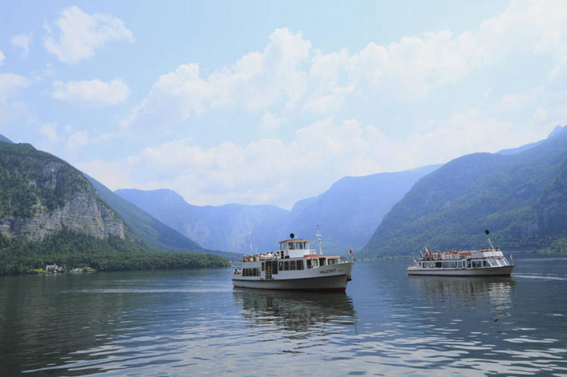 无人,横图,室外,白天,正面,旅游,度假,湖,湖泊,美景,山,山脉,水,轮船,船,奥地利,欧洲,阴影,波纹,飞溅,溅,光线,液体,影子,湖面,景观,山峰,水滴,水流,水面,云,云朵,山峦,两艘,云彩,娱乐,水珠,蓝色,白云,蓝天,水纹,天空,阳光,自然,船尾波,交通工具,波浪,湖水,群山,天,享受,休闲,景色,放松,晴朗,喷洒,自然风光,载具,中欧,奥地利共和国,上奥地利,上奥地利州,哈尔施塔特,哈尔斯塔特,晴空,彩图