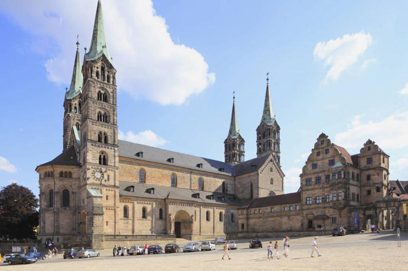 西方人,教堂,走,横图,室外,白天,仰视,旅游,度假,植物,标志建筑,地标,建筑,德国,欧洲,欧洲人,行人,游客,游人,阴影,服装,节日,光线,影子,云,云朵,许多人,云彩,注视,休闲装,文化,娱乐,建设,路人,旅客,树,树木,衣服,蓝色,绿色,白云,蓝天,天空,阳光,自然,天,观察,看,祈祷,一群人,享受,休闲,健康,休闲服,旅游胜地,放松,许愿,宗教,服饰,信仰,生长,晴朗,成长,观看,纪念,祈求,察看,基督教,西欧,关注,天主教,信念,德意志联邦共和国,巴伐利亚,巴伐利亚州,拜恩州,拜恩自由州,过客,班贝格,平安,男人,男性,年轻男性,年轻女性,女人,女性,白种人,晴空,步行,散步,走路,彩图,低角度拍摄,全身,大教堂,礼拜堂