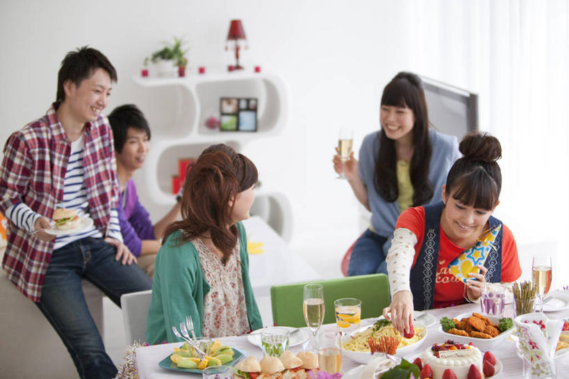 点心,面包,葡萄酒,东方人,伙伴,朋友,坐,笑,微笑,露齿笑,横图,室内,白天,正面,爱情,奢侈,快乐,友谊,植物,餐桌,桌子,草莓,浆果,杯子,餐具,蜡烛,水果,亚洲,五个人,握,阴影,服装,朦胧,模糊,新鲜,反射,光线,碟子,高脚杯,火焰,盘,盆栽,影子,烛光,墙,生食,食品,面点,果实,盆景,许多人,浪漫,燃烧,拿,置物架,拿着,扭头,注视,休闲装,黄种人,文化,架子,墙壁,墙面,玻璃制品,酒,食物,糕点,饮料,衣服,绿色,白色,自然,盘子,酒杯,碟,香槟,生日蛋糕,点燃,观察,看,祈祷,转头,一群人,休闲,温暖,温馨,休闲服,恩爱,诱惑,握着,许愿,恋人,服饰,有机食品,绿色食品,生长,成长,餐台,观看,纪念,祈求,和睦,察看,关注,陈列架,香槟杯,气泡酒,起泡酒,汽酒,搁架,平安,友情,男人,男性,年轻男性,年轻女性,女人,女性,亚洲人,情侣,玻璃杯,洋莓,水果皇后,红莓,地莓,坐着,半身,彩图,高兴,欢笑,面包棒,伴侣,融洽,蛋糕