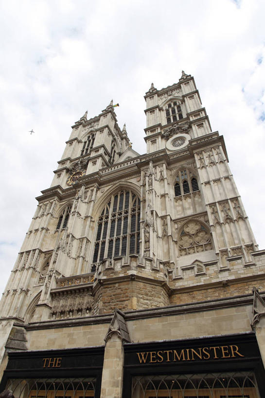 无人,教堂,竖图,室外,白天,正面,旅游,度假,名胜古迹,标志建筑,地标,建筑,英国,欧洲,伦敦,阴影,节日,遗迹,光线,影子,云,云朵,首都,云彩,古迹,文化,文物,娱乐,建设,古建筑,威斯敏斯特大教堂,蓝色,白云,蓝天,天空,阳光,天,祈祷,享受,休闲,健康,旅游胜地,放松,许愿,宗教,信仰,晴朗,纪念,祈求,基督教,西欧,天主教,大不列颠,信念,古文明,大不列颠及北爱尔兰联合王国,圣彼得联合教堂,威斯敏斯特教堂,雾都,西敏寺,平安,晴空,彩图,大教堂,礼拜堂,大不列颠王国,大英帝国,联合王国,日不落帝国