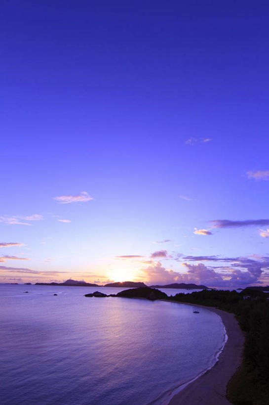 无人,竖图,室外,白天,正面,旅游,度假,海浪,海洋,石头,美景,日落,沙滩,山,山脉,日本,亚洲,阴影,光线,沙子,石子,影子,海岸,景观,浪花,山峰,晚霞,霞光,落日,沙地,山峦,背光,娱乐,冲绳,阳光,自然,海水,黄昏,群山,享受,休闲,景色,彩霞,放松,冲绳县,自然风光,逆光,海景,东亚,琉球群岛,日本国,九州地方,夕照,薄暮,冲绳群岛,大海,风浪,海,海水的波动,海滩,近岸浪,石块,岩石,涌浪,夕阳,彩图,傍晚,岛尻郡,渡嘉敷村,庆良间群岛,琉球列岛,斜阳