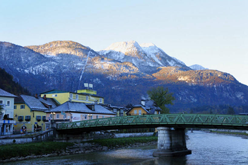 无人,家,栏杆,横图,室外,白天,正面,旅游,度假,湖,湖泊,石头,美景,山,水,雪,雪山,植物,大雪,城市风光,城市,建筑,奥地利,欧洲,阴影,波纹,光线,石子,影子,房屋,屋子,冰,湖面,积雪,景观,山顶,山峰,水流,水面,雪景,冬季,冬天,公寓,围栏,桥,涟漪,山峦,娱乐,建设,石桥,洋房,护栏,楼房,拱桥,住宅,栈桥,树,树木,蓝色,绿色,倒影,蓝天,水纹,天空,阳光,自然,波浪,湖水,天,享受,休闲,景色,放松,寒冷,拱形,生长,晴朗,成长,人行桥,石拱桥,冰冷,倒映,中欧,沉积岩,万里无云,首府,萨尔斯堡,水晕,严寒,奥地利共和国,冰凉,酷寒,凛冽,凛凛,极冷,萨尔茨堡,萨尔茨堡州,颠峰,极峰,反照,萨尔茨卡默古特,水成岩,特劳恩湖,石块,岩石,晴空,晴空万里,彩图,房子