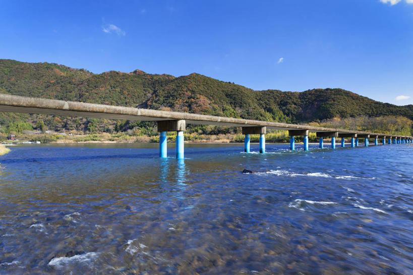无人,横图,室外,白天,正面,旅游,度假,河流,石头,美景,森林,山,山脉,树林,水,植物,大桥,立交桥,桥梁,日本,亚洲,阴影,波纹,光线,石子,影子,河水,景观,山顶,山峰,水流,云,云朵,高架,斜拉桥,桥,涟漪,山峦,云彩,娱乐,树,树木,蓝色,绿色,白云,倒影,蓝天,水纹,天空,阳光,自然,波浪,群山,天,享受,休闲,景色,放松,生长,晴朗,成长,倒映,自然风光,东亚,沉积岩,高知,日本国,高知县,水晕,四国地方,四国,四国岛,颠峰,极峰,反照,水成岩,石块,岩石,晴空,彩图,四万十川