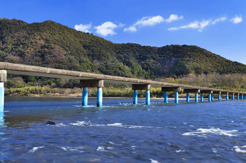 无人,横图,室外,白天,正面,旅游,度假,河流,石头,美景,森林,山,山脉,树林,水,植物,大桥,立交桥,桥梁,日本,亚洲,阴影,波纹,光线,石子,影子,河水,景观,山顶,山峰,水流,云,云朵,高架,斜拉桥,桥,涟漪,山峦,云彩,娱乐,树,树木,蓝色,绿色,白云,倒影,蓝天,水纹,天空,阳光,自然,波浪,群山,天,享受,休闲,景色,放松,生长,晴朗,成长,倒映,自然风光,东亚,沉积岩,高知,日本国,高知县,水晕,四国地方,四国,四国岛,颠峰,极峰,反照,水成岩,石块,岩石,晴空,彩图,四万十川