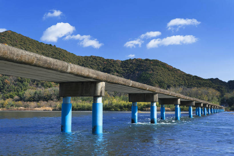 无人,横图,室外,白天,正面,旅游,度假,河流,石头,美景,森林,山,山脉,树林,水,植物,大桥,立交桥,桥梁,日本,亚洲,阴影,波纹,光线,石子,影子,河水,景观,山顶,山峰,水流,云,云朵,高架,斜拉桥,桥,涟漪,山峦,云彩,娱乐,树,树木,蓝色,绿色,白云,倒影,蓝天,水纹,天空,阳光,自然,波浪,群山,天,享受,休闲,景色,放松,生长,晴朗,成长,倒映,自然风光,东亚,沉积岩,高知,日本国,高知县,水晕,四国地方,四国,四国岛,颠峰,极峰,反照,水成岩,石块,岩石,晴空,彩图,四万十川